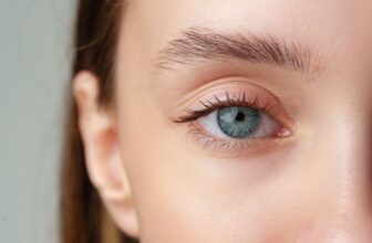 “The brain receives the image!” : these blind patients have started reading again thanks to a chip under the retina